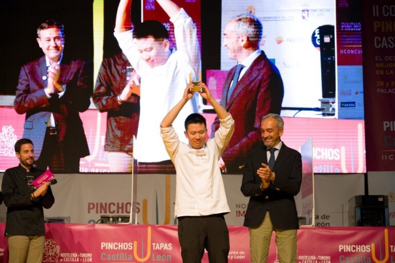Jiale Pan levantando un trofeo en el concurso de pinchos y tapas