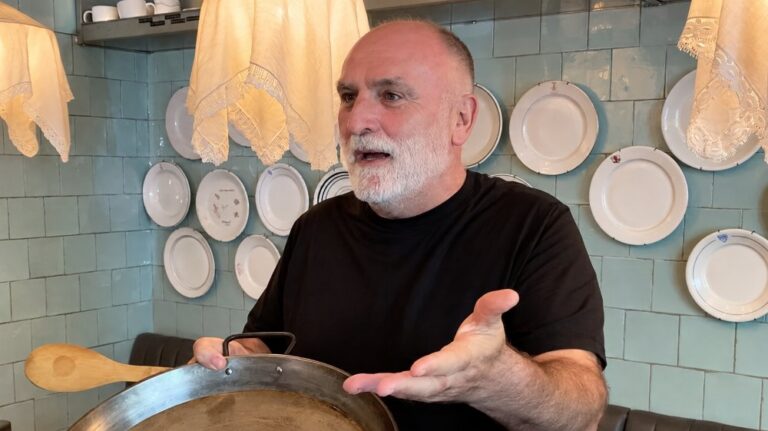 Chef José Andrés hablando sobre la paella en un restaurante