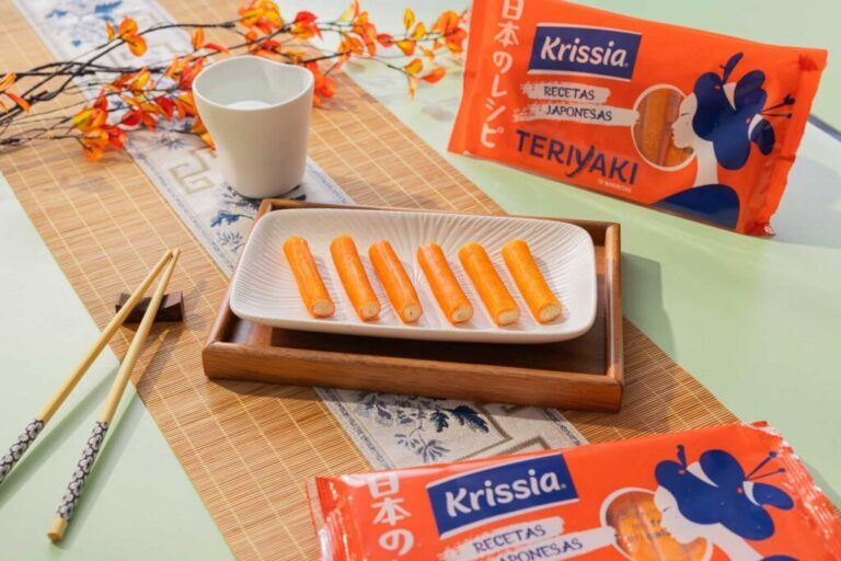 Barritas de surimi Krissia en un plato sobre una mesa decorativa