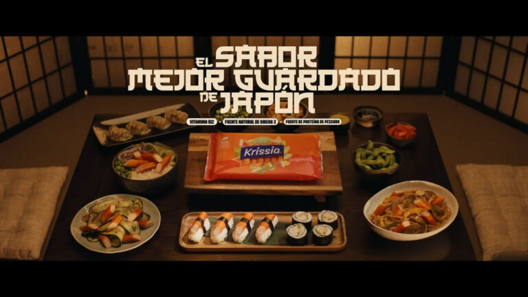 Mesa con platos de comida japonesa y barritas de surimi Krissia