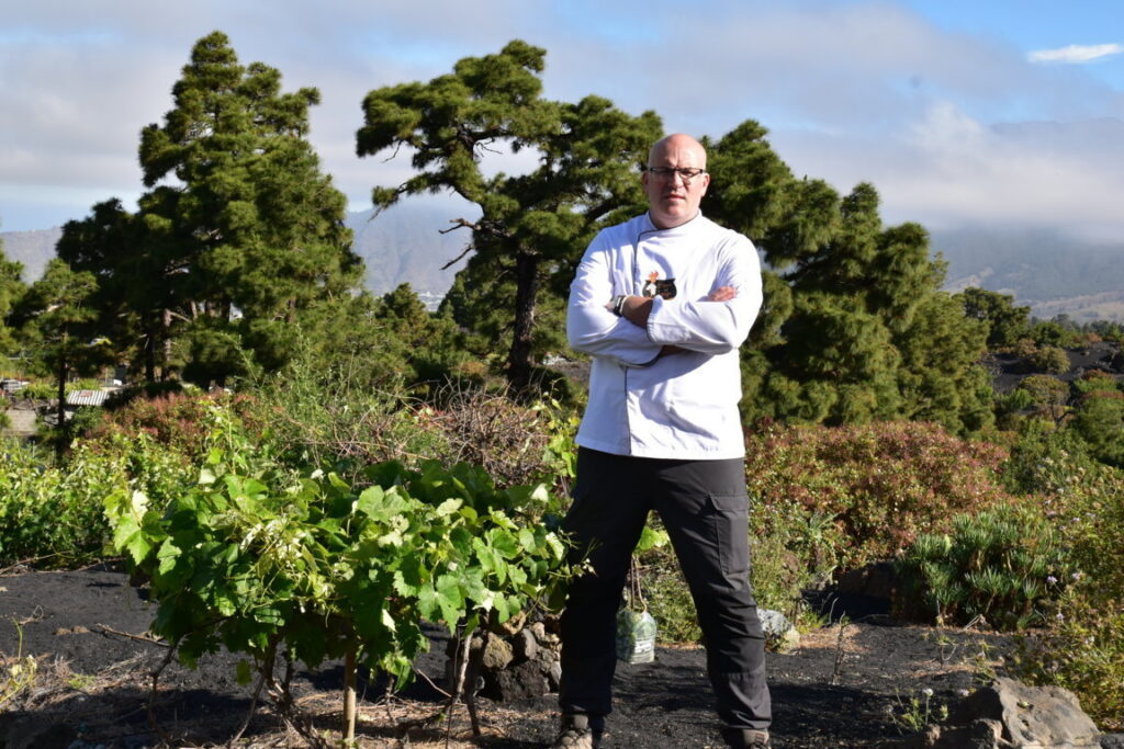 Chef Pedro Hernández en un paisaje de La Palma con vegetación local.