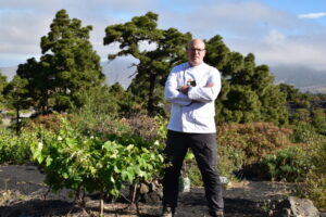 Chef Pedro Hernández en un paisaje de La Palma con vegetación local.