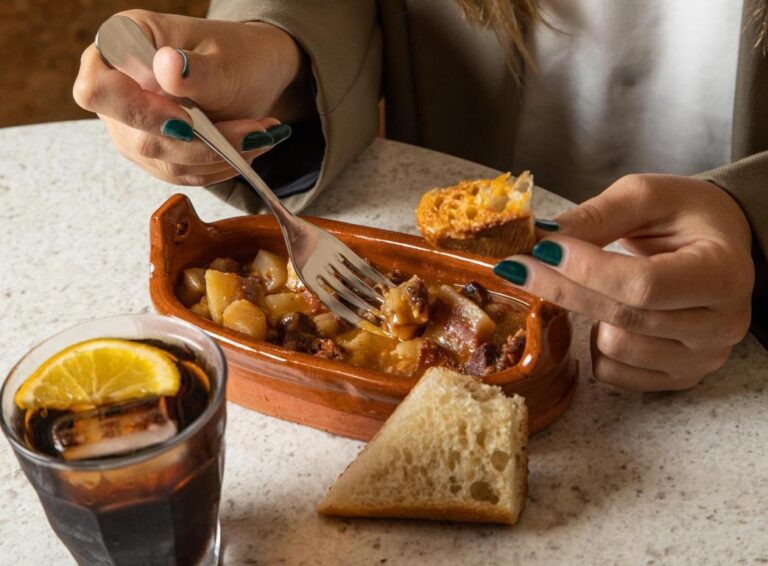 Plato de cap i pota en Los Tortíllez con bebida y pan