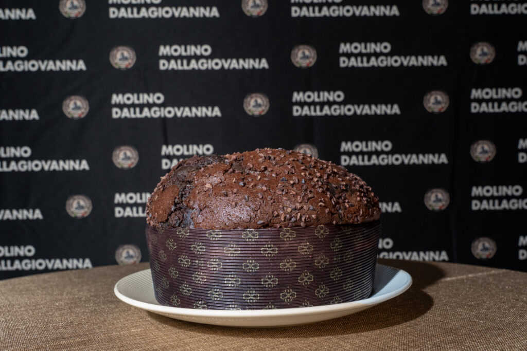 Panettone de chocolate presentado en evento de pastelería en Madrid