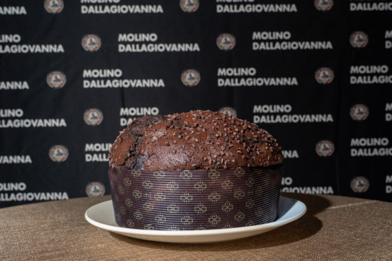 Panettone de chocolate presentado en evento de pastelería en Madrid