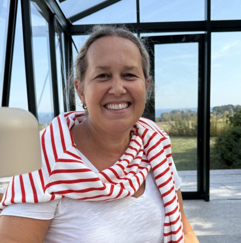 Marta Fernández Guadaño sonriendo en un entorno luminoso