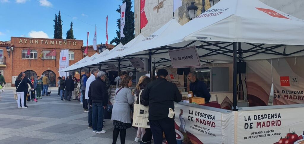 Puestos del mercado La Despensa en Algete con gente comprando