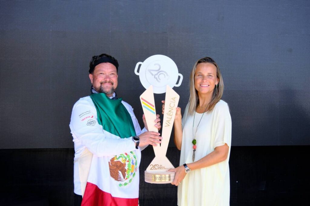 Chef mexicano Froilán Mújica recibiendo trofeo en World Paella Day 2026