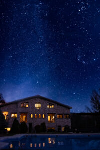 Vista nocturna del Molino de Alcuneza bajo un cielo estrellado