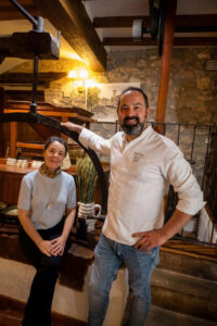 Blanca y Samuel Moreno en el Molino de Alcuneza, con un molino harinero antiguo.