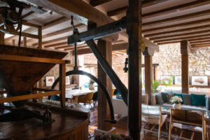 Interior del Molino de Alcuneza con decoración rústica y moderna