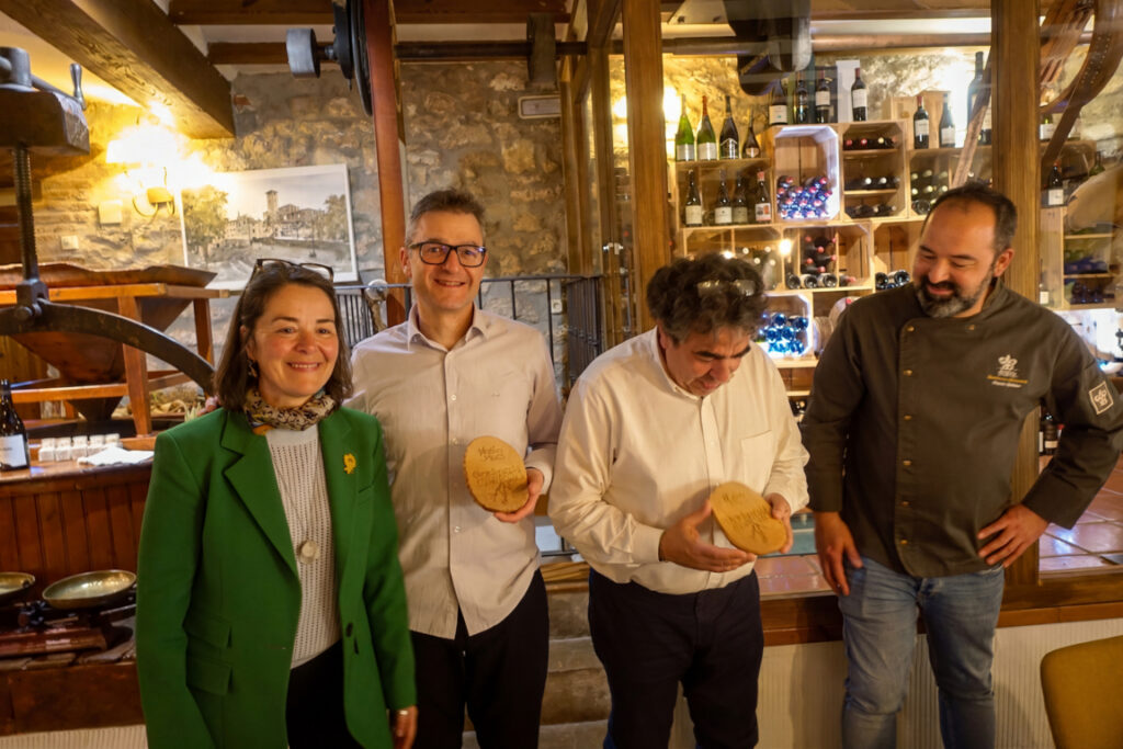 Grupo de personas sosteniendo placas en el Molino de Alcuneza