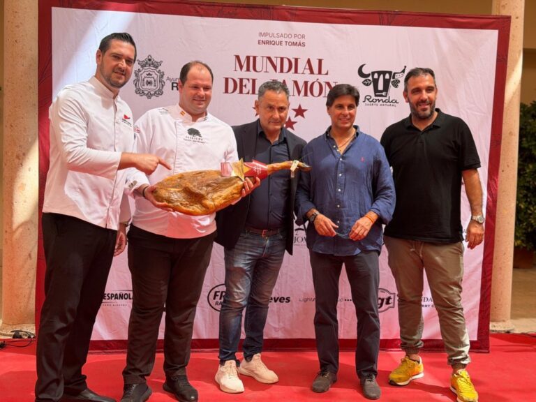 Participantes del Mundial del Jamón sosteniendo un jamón en Ronda