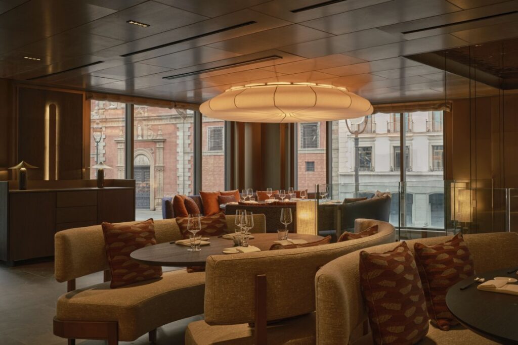 Vista interior del Nobu Hotel Madrid con diseño contemporáneo y elegante.