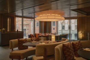 Vista interior del Nobu Hotel Madrid con diseño contemporáneo y elegante.