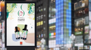 Cartel promocional del aceite de Madrid con botellas y diseño colorido.