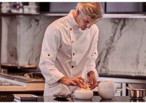Chef Juan Suárez de Lezo preparando un plato en su nuevo restaurante Sexto en Madrid