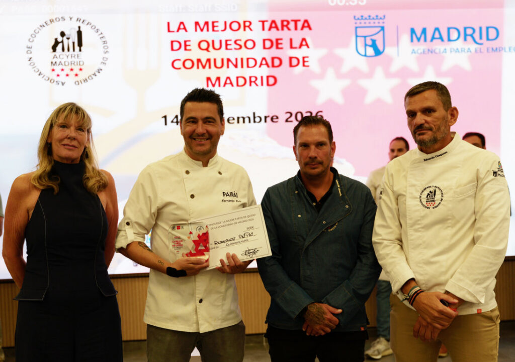 Fernando Ruiz recibiendo el premio por la mejor tarta de queso en Madrid
