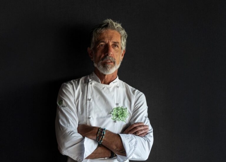 Chef Pepe Solla posando con brazos cruzados en su uniforme de cocina