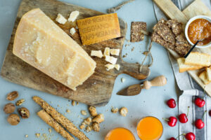 Rueda de queso Parmigiano Reggiano con acompañamientos variados