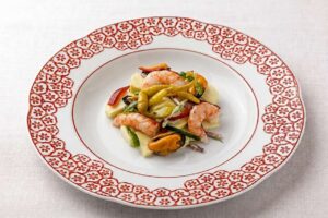 Plato de salpicón de marisco con gambas y mejillones
