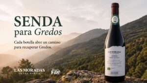 Botella de vino Senda de Las Moradas de San Martín en un paisaje montañoso