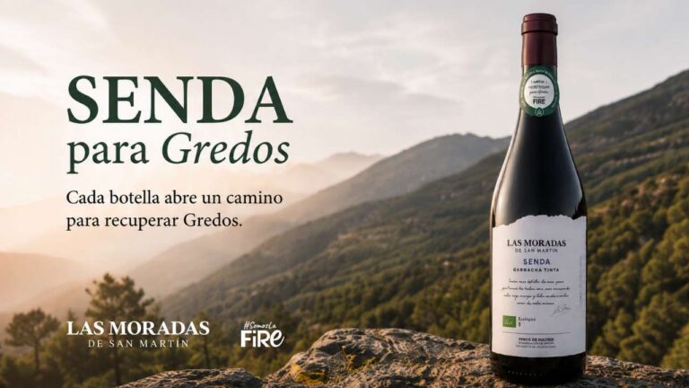 Botella de vino Senda de Las Moradas de San Martín en un paisaje montañoso