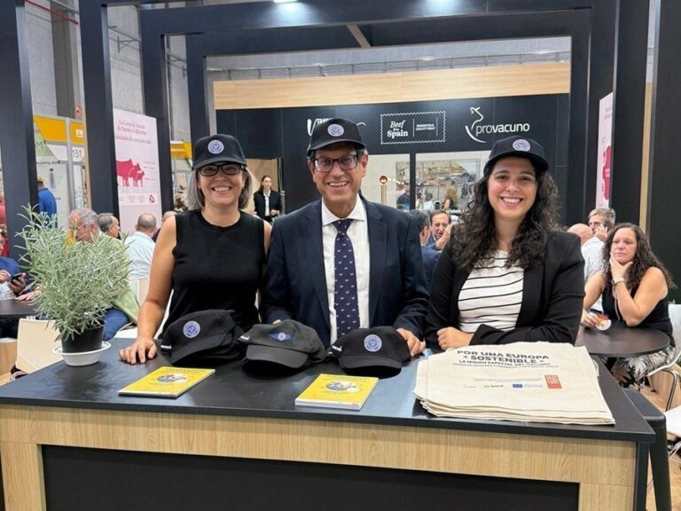 Stand de Provacuno en la feria Salamaq 26 con asistentes y merchandising