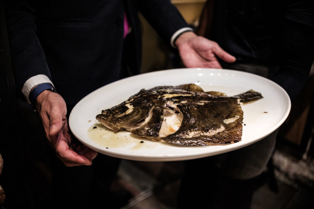 Pescado a la brasa servido en la Taberna Pedraza de Madrid