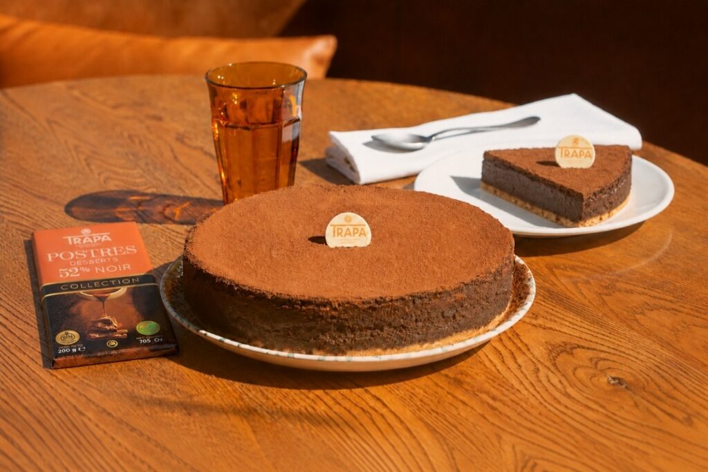 Tarta de chocolate Trapa servida en un restaurante con bebida