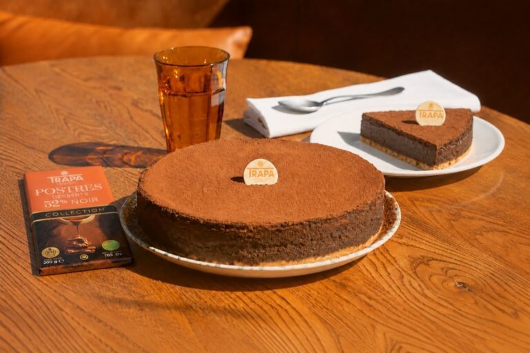 Tarta de chocolate Trapa servida en un restaurante con bebida