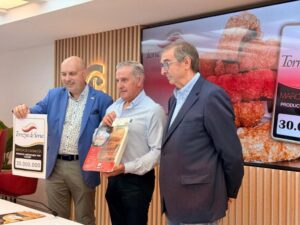 Tres hombres presentan la etiqueta 30 millones del Torrezno de Soria