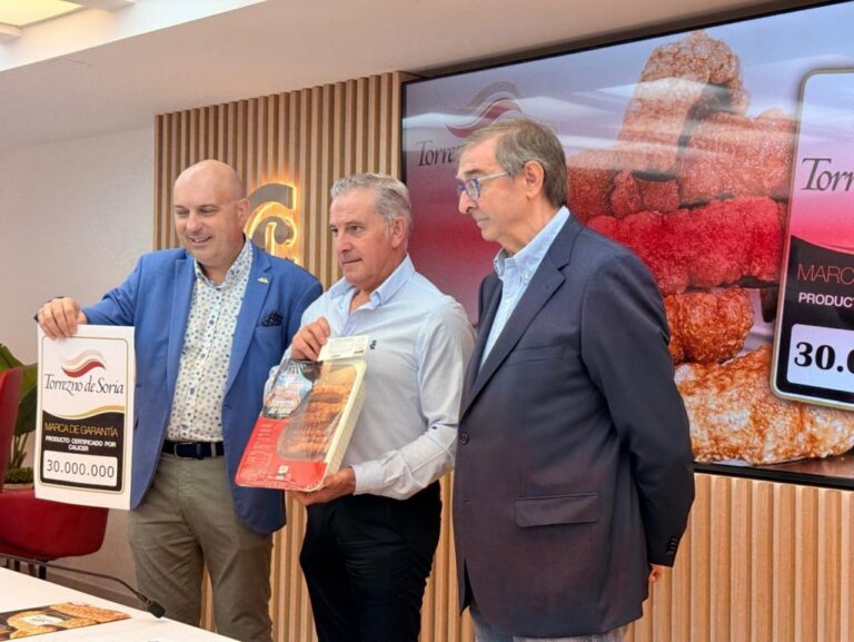 Tres hombres presentan la etiqueta 30 millones del Torrezno de Soria