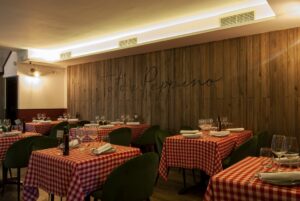 Interior del restaurante Totò e Peppino con mesas de cuadros rojos y blancos