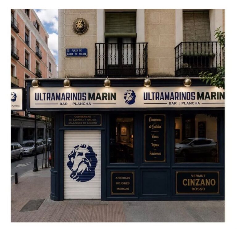 Exterior del bar Ultramarinos Marín en Madrid con su letrero y diseño atractivo.