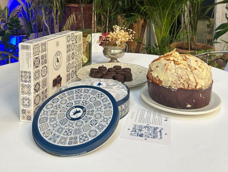 Productos de Dulces El Toro en un evento con decoración natural