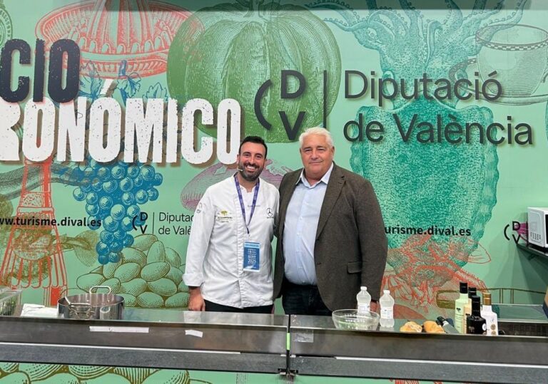 Dos chefs en un estand de cocina en vivo en Alicante Gastronómica