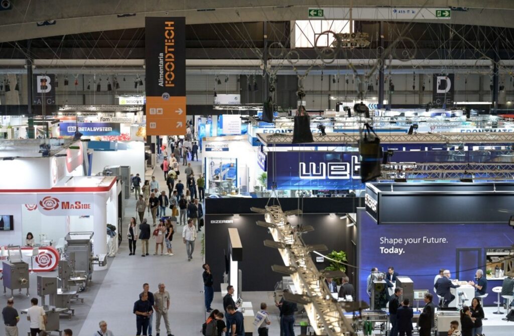 Vista general de la feria Alimentaria FoodTech en Barcelona con expositores y visitantes.