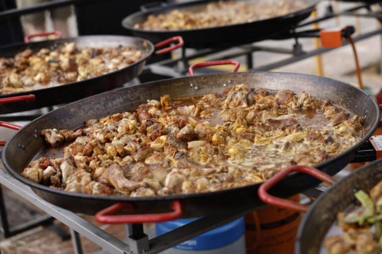 Paella con carne cocinándose en la III Bienal Mundial del Arroz en Cullera