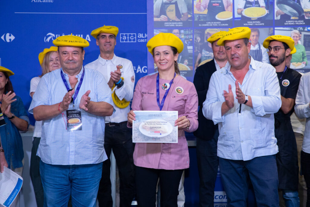 Celia Correira sosteniendo su premio en el campeonato de tortilla de patatas