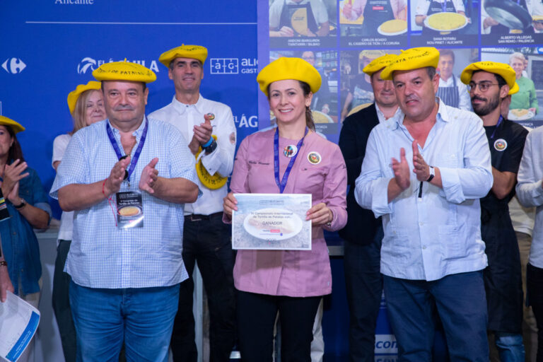 Celia Correira sosteniendo su premio en el campeonato de tortilla de patatas