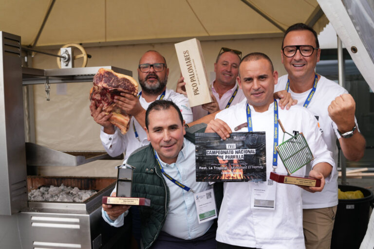 Ganadores del Campeonato Nacional de Parrilla en San Sebastián mostrando premios y carne