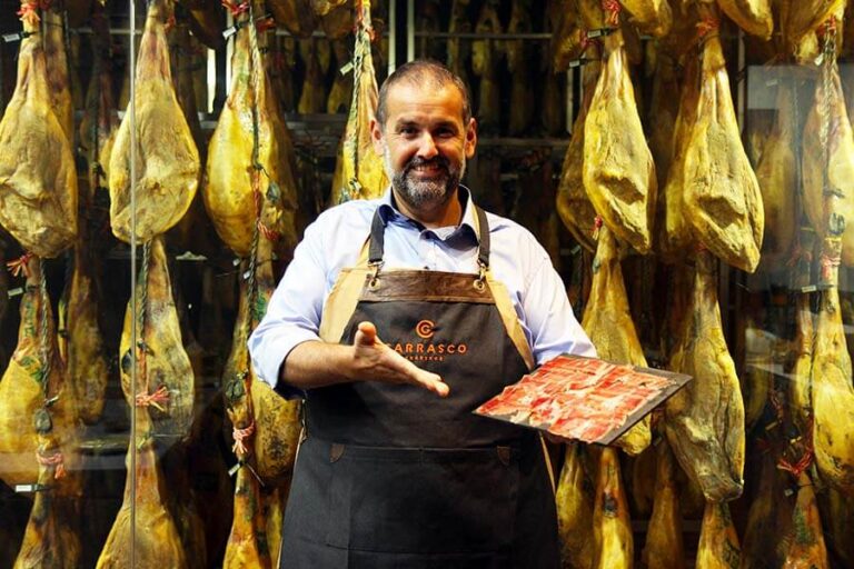 David de Jorge presentando jamón ibérico en San Sebastián Gastronomika