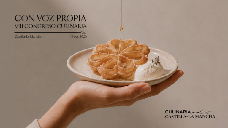 Cartel de Culinaria con una mano que sostiene un plato de repostería en forma floral.