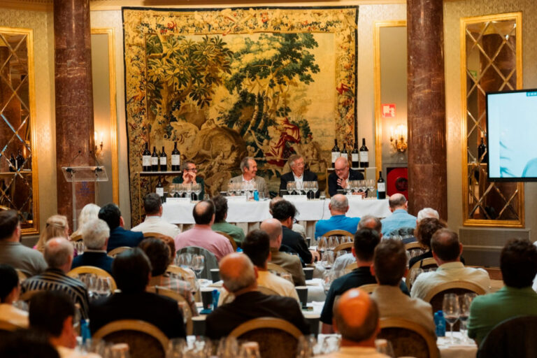 Cata de vinos en el 40 aniversario de Bodegas Roda con varios asistentes
