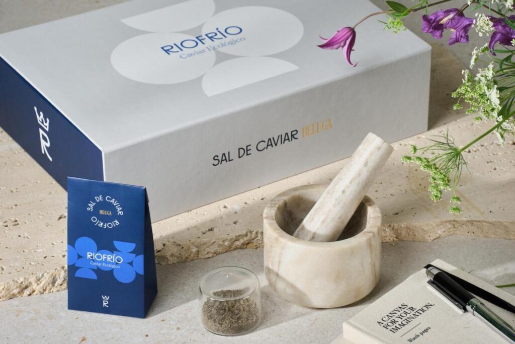 Caja de sal de caviar Beluga de Caviar Riofrío con mortero y salero