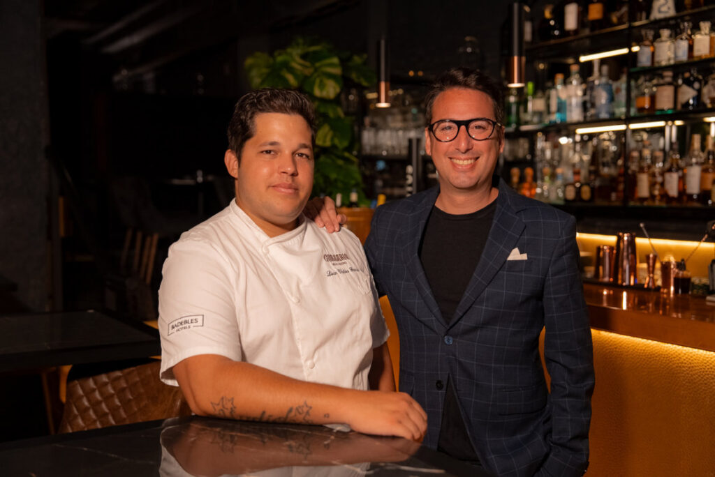 El chef Liván Valdés y Toni Ramírez posan frente a la barra de un restaurante.
