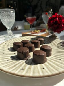 Plato con toritos de chocolate de Dulces El Toro
