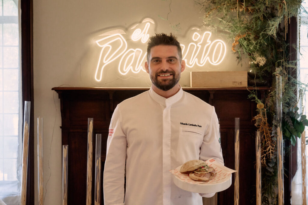 Chef Eduardo Cumbreño sosteniendo un bocadillo de cordero en Vaova Gastro