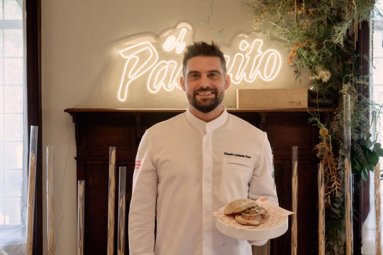 Chef Eduardo Cumbreño sosteniendo un bocadillo de cordero en Vaova Gastro